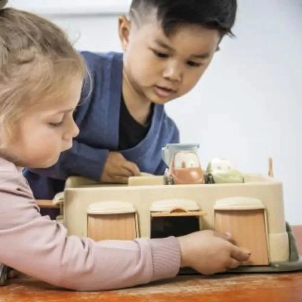 BIO Garage with 3 bio fun cars-BIO Garage with 3 bio fun cars