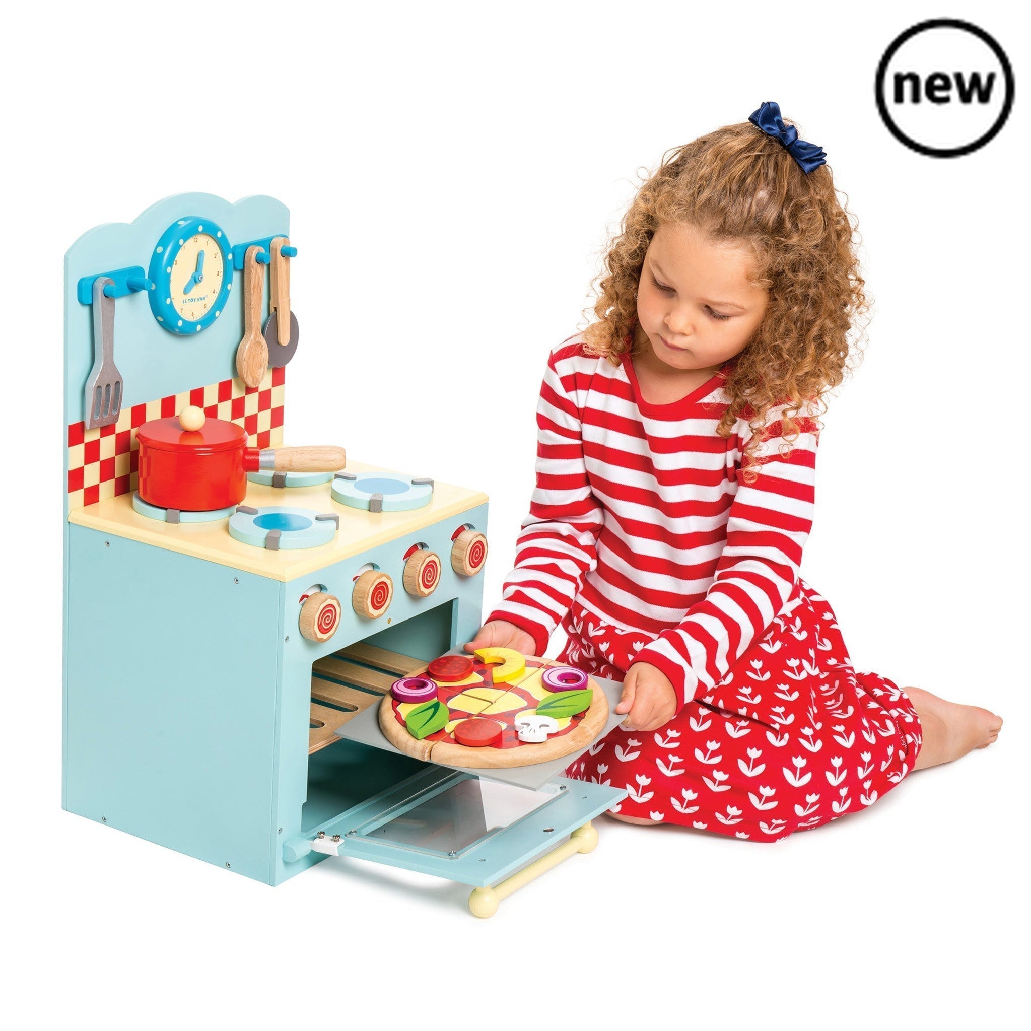 Oven & Hob Blue, Description Our Oven and Hob set is the perfect toy for budding cooks and mini bakers. This delightful play oven is full of fun, with a variety of bright play accessories and inspiring details to encourage imaginative, role play and learning development. Designed in a traditional style, this nostalgic toy is built to last, made from durable and sustainable wood and features rustic movable dials, an opening oven door, a clock with moving hands to set the cooking time, plus a cooking pot, spo