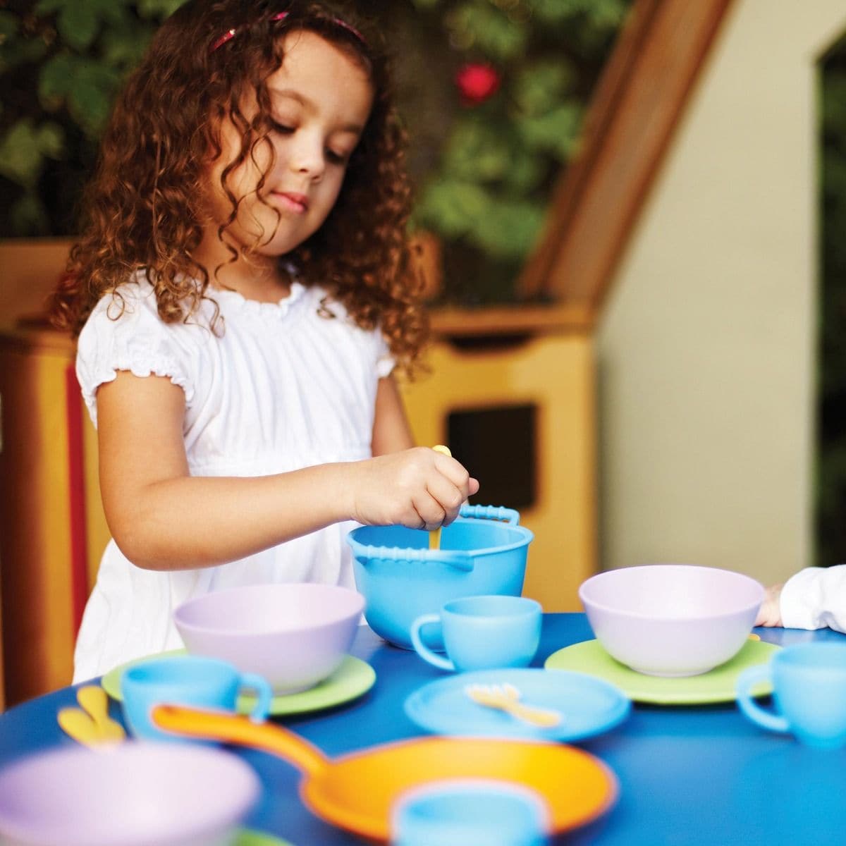 Cookware and Dining Set, Young chefs can concoct and serve make-believe culinary treats that have real benefits for the earth with the world's greenest cookware set. The Green Toys Cookware and Dining Set offers a creative playtime experience while promoting environmental responsibility. Here are the features and benefits that make this set a great choice for children: Features of the Cookware and Dining Set: Material: Made with recycled plastic. Safety Standards: Safe, non-toxic, and free from BPA, PVC, ph