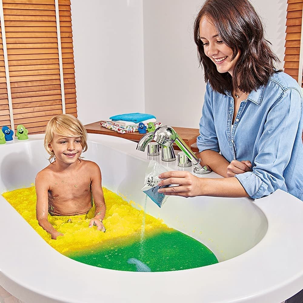 Gelli Baff Colour Changing - Green, Turn bath time into the ultimate goo experience with the stunning Gelli Baff Colour Changing Yellow to Green edition. Simply run your bath, add the Gelli Baff Colour Changing magic packs, then stand back and watch as the boring old bath water turns into thick goo! What's more, this special version changes colour when you add the second sachet of Gelli Baff. This colour changing Gelli Baff doesn't stain and is also completely safe to use. Gelli Baff Colour Changing Bathing