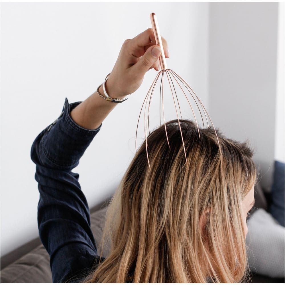 Head massager, The Head Massager is the ultimate calming and relaxing experience. Discover new sensations of well-being with this hair massage device! It helps eliminate migraines and headaches, relaxes muscles and provides instant relaxation. Lightweight and easy to handle. The Head Massager is the classic hand-held massage aid. Head Massagers are easy to use and very effective. You don’t need to be a trained masseuse to perform the most deliciously sensational head massage. This fantastic head massager hi