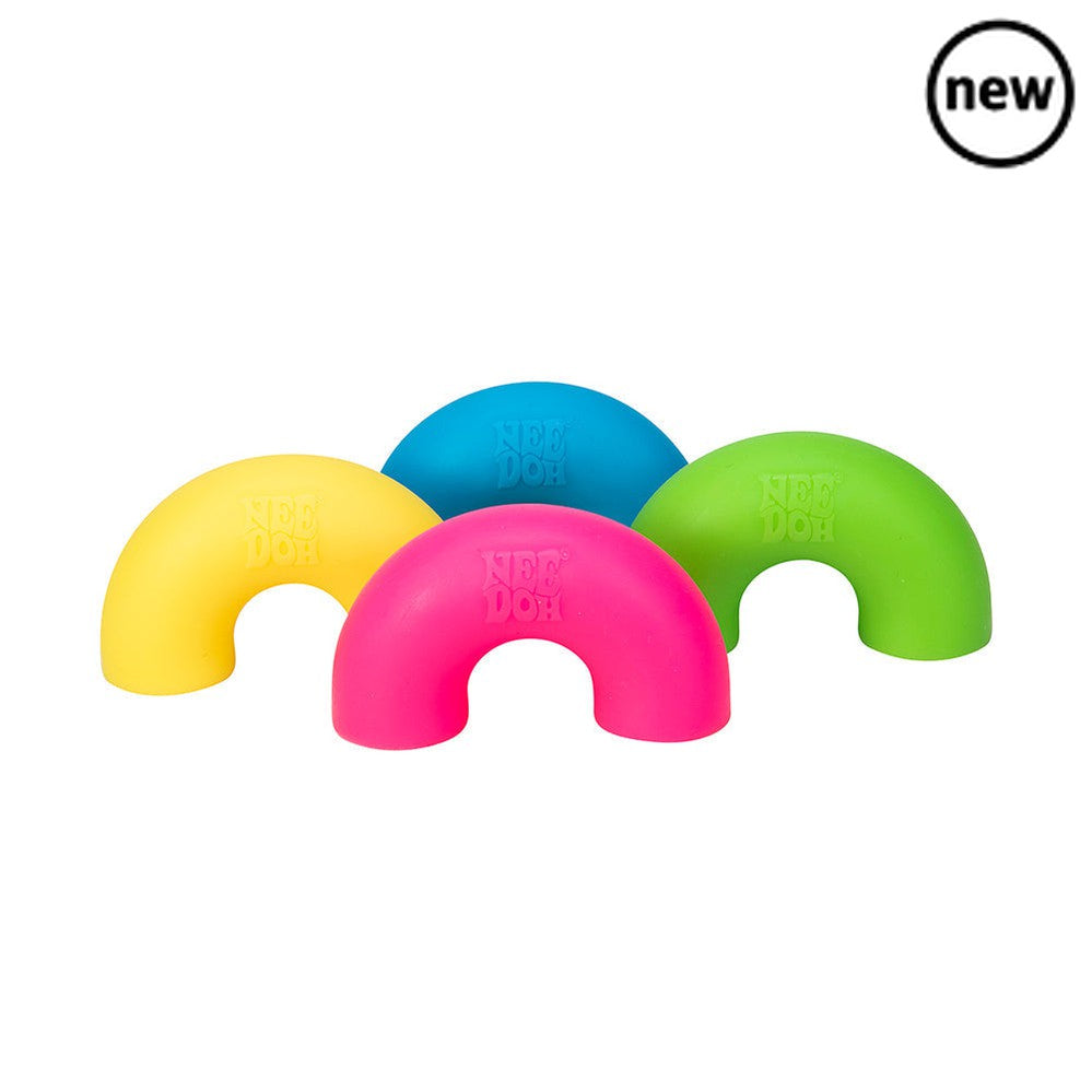 NeeDoh Mac N Squeeze, Say cheese to Mac N Squeeze! This jumbo colourful NeeDoh is inspired by macaroni noodles. It looks just like the real thing but is in fact a funky fidget toy made from a non-toxic, dough-like material. Pull them, squeeze them, smush them, or even put them on your fingers! Enjoy all the fun of playing with food but without any of the mess. Includes four neon noodles in green, pink, blue, and yellow. Keep them safely stored in the included noodle cup (which has a handy pop-on lid). Perfe
