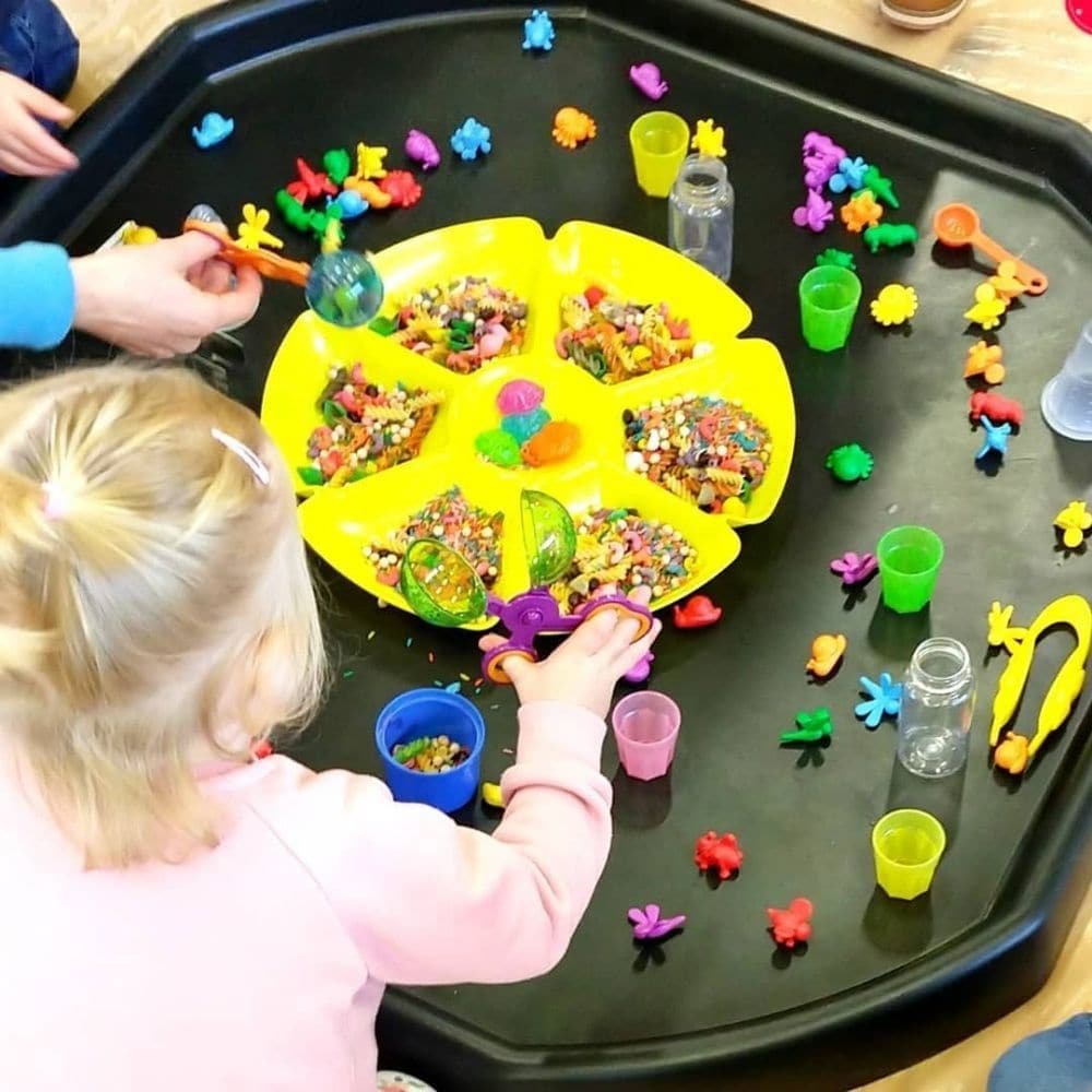 Paint and Sorting Trays, Set of 6 brightly coloured flower shaped trays, great for all counting, sorting and classifying activities and also ideal for use as a paint tray. Brightly coloured flower sorting trays are great for all counting, sorting and classifying activities and also ideal for use as a paint tray or for colour mixing. The flower sorting trays are a colourful and unique addition to your art and messy play area and the fower sorting tray doubles up for art and sorting activities. Supports the f