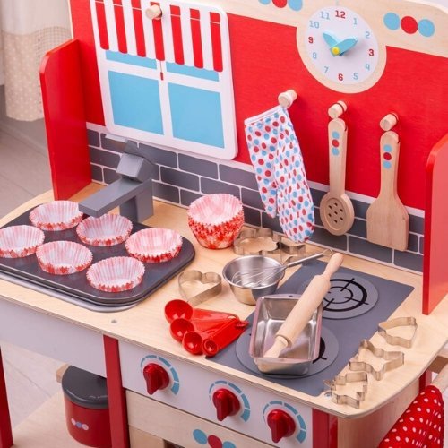 Top Young Chefs Baking Set, This comprehensive Baking Set will encourage every Young Chef to develop their skills! Includes a six-bun baking tray, a ramekin, loaf tin, a whisk, a wooden rolling pin and six pastry cutters. Supplied complete with an oven glove and a set of measuring spoons that will inspire and delight youngsters to enjoy creative time in the kitchen. Encourages creative and imaginative role play. Conforms to current European safety standards. Consists of 23 play pieces. This extensive baking